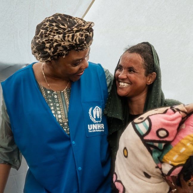 UNHCR-personal hjälper barn.