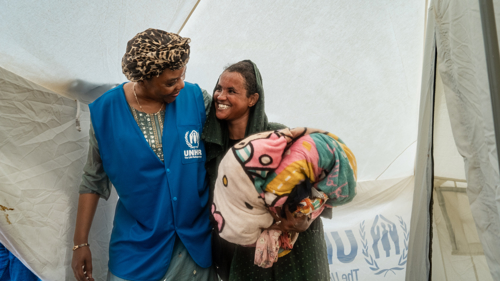 UNHCR:s fältarbetare håller om en kvinna på flykt.