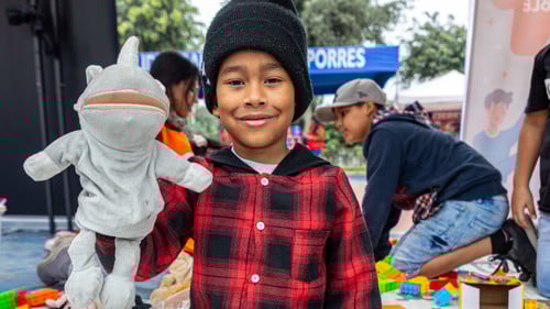 En flyktingpojke från Venezuela leker med ett gosedjur i samband med hälsoundersökning och vaccinering.