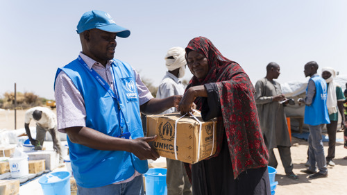 Aziza, 41-årig mamma från Sudan, får nödhjälp av UNHCR i ett flyktingläger i Tchad.