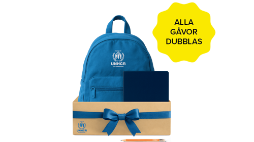 Ge barn på flykt skolpaket med pennor, böcker och ryggsäck.