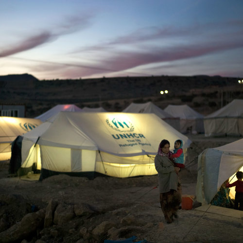 Tälten skyddar barn och familjer mot kyliga vinterstormar i Irak.