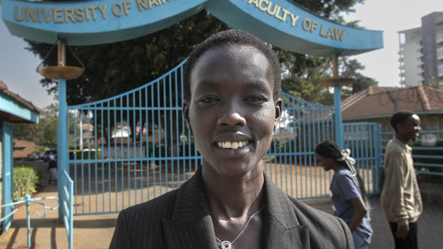 Monicah står framför universitetet.