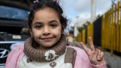 Efter år av konflikt i Syrien börjar allt fler familjer att återvända hem för att återuppbygga sina liv. 8-åriga Layan är en av dem - hon längtar efter att få träffa sina mor- och farföräldrar för första gången.