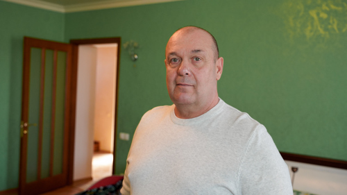 Ruslan Voloshchuk, 54, blev fosterförälder 2010. Efter att tragiskt ha förlorat sin 1,5-årige son och gått igenom en skilsmässa bestämde han sig för att ge kärlek och stöd till barn som saknade en trygg famn.