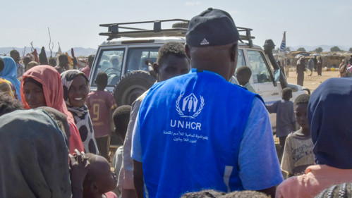 En UNHCR-medarbetare hjälper människor på flykt.