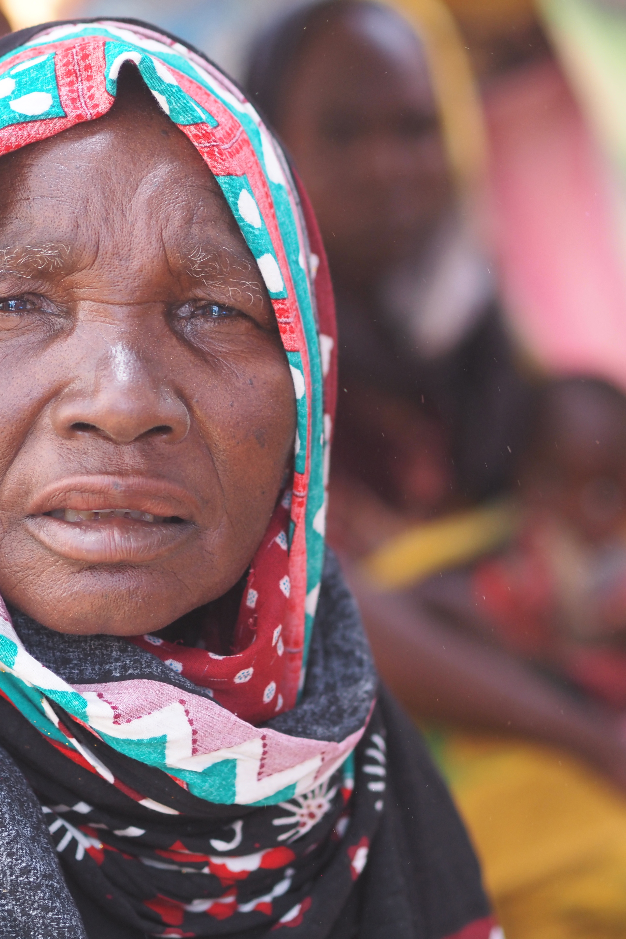 En kvinna från Sudan tittar in i kameran.