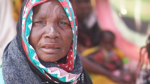 Bizima är på flykt från sitt hem i Sudan. Nu bor hon tillsammans med sin familj i ett provisoriskt skydd i gränsstaden Adré, efter att ha flytt till Tchad på grund av våld och hunger.