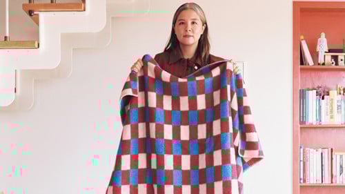 Evelina Kroon håller i en filt.