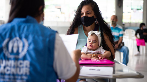 En mamma och hennes dotter är på flykt från Venezuela. I Medellin i Colombia får de skydd och kontantstöd av UNHCR.