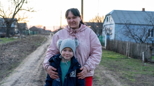 En mamma och dotter på en väg.