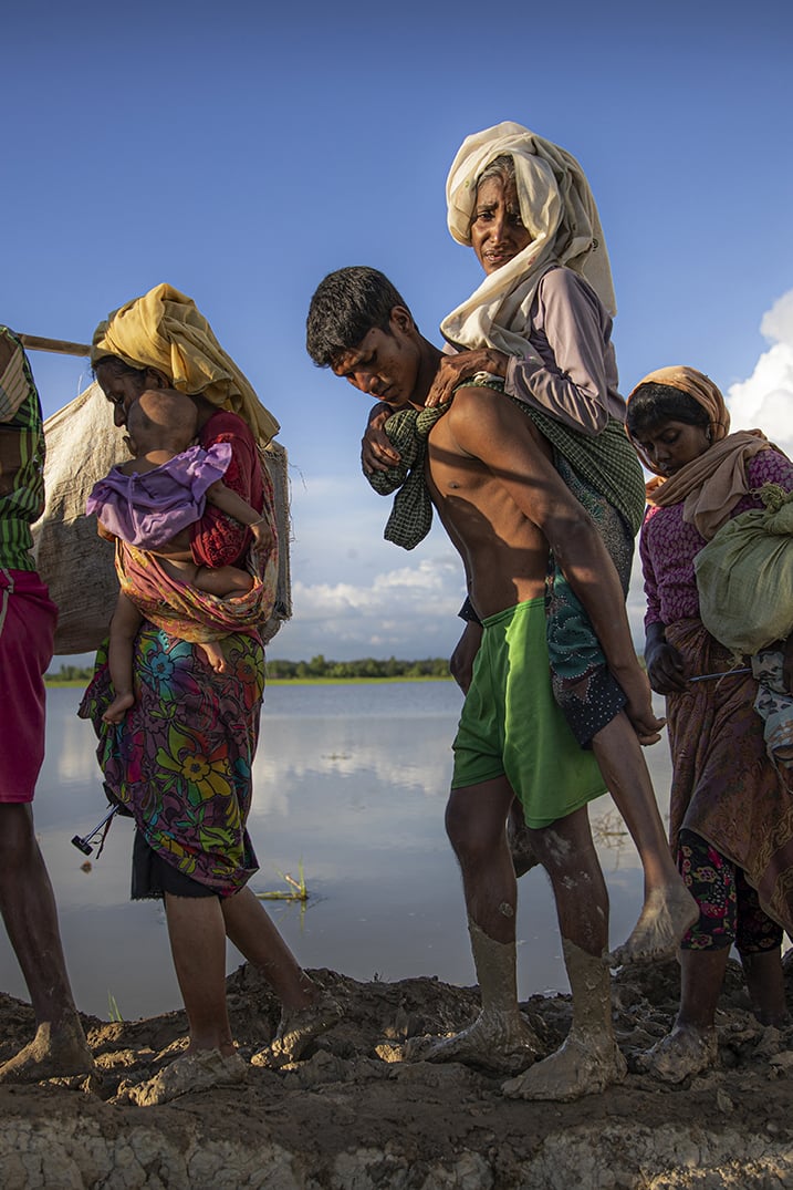 Flyktingar som tillhör Rohingyafolket från Myanmar flyr till Bangladesh.