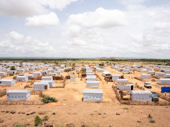 En bild på solcellspaneler i ett flyktingläger.