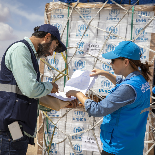 UNHCR-personal lastar ur en sändning med nödhjälpsartiklar.