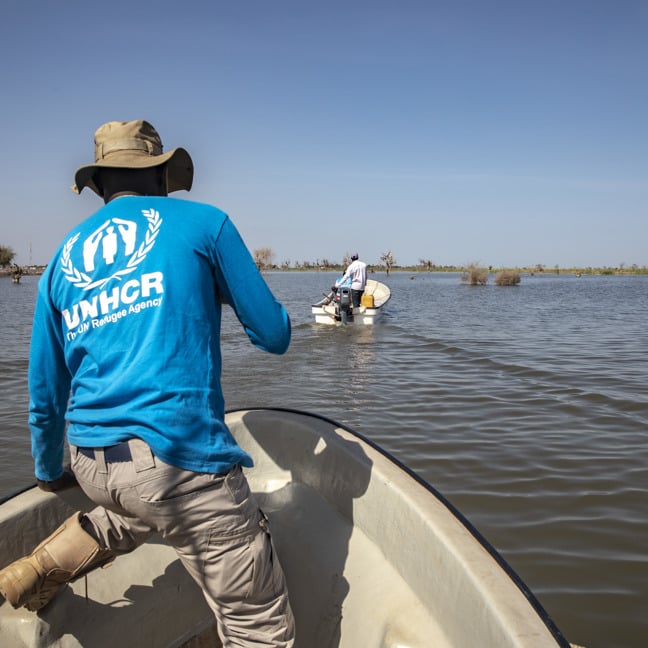 UNHCR:s fältpersonal ger sig ut på båt för att hjälpa i Sydsudan.