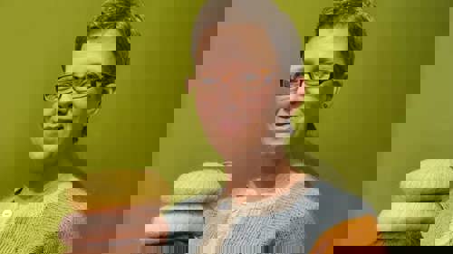 Karin samlar in pengar för människor på flykt.