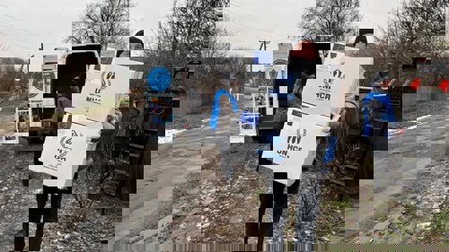 Nödhjälpspaket delas ut till människor i Ukraina.