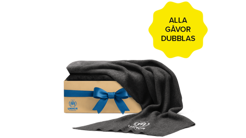 Amira är på flykt från Syrien. Hon har fått en tjock filt som hjälper under kyliga nätter i tält. Vill du värma en familj?