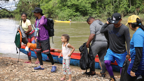 Familjer på flykt genom djungelområdet som kallas Darien-gapet. Hundratusentals människor på flykt tar sig igenom det livsfarliga området varje år, många av dem är från Venezuela.