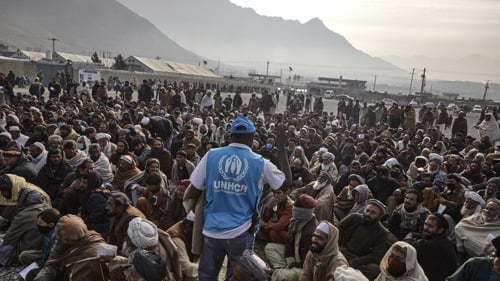 UNHCR-anställda delar ut kontantstöd i Afghanistan.
