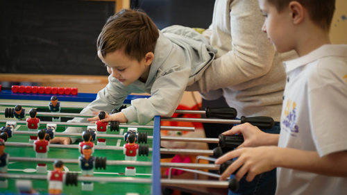 Ruslan tar hand om sex fosterbarn – Vladyslav, Oleksandr och Danylo (18 år), Maksym (15 år), Vladyslav (14 år) och Mykyta (10 år) – samt barnbarnen Ivan (9 år) och Kyrylo (3 år).