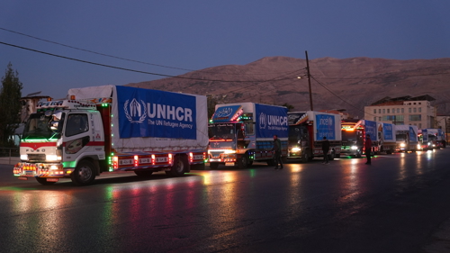 En hjälpkonvoj med lastbilar från FN transporterar nödhjälp sig till södra Libanon i oktober 2024. 3 000 nödhjälpsartiklar levererades till drabbade människor, bland annat filtrar och madrasser från UNHCR.