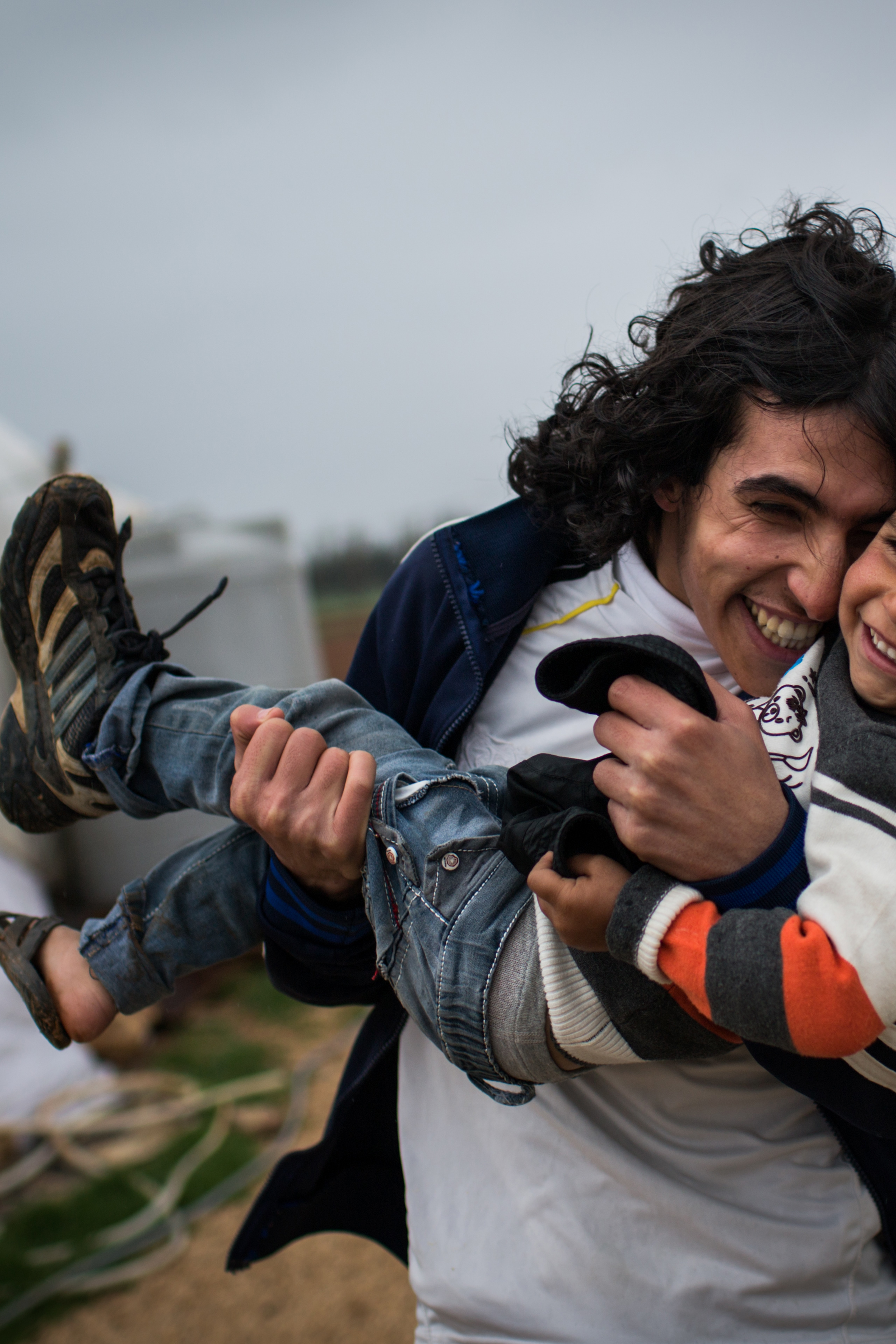 En varm kram i ett flyktingläger i Syrien.