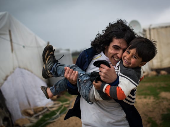 En varm kram i ett flyktingläger i Syrien.