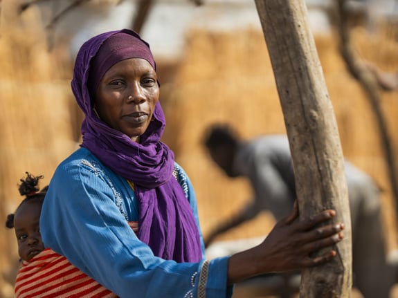 En sudanesisk kvinna tittar in i kameran och ser allvarsam ut.