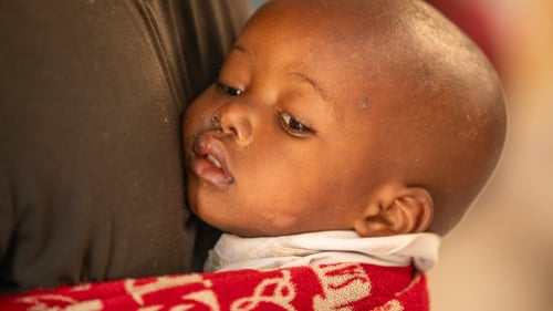 En flyktingpojke från DR Kongo har fått feber. Hans mamma Chancelline får hjälp från UNHCR så att sonen kan få vård. De flydde från sitt hem i östra DR Kongo i mars 2025.