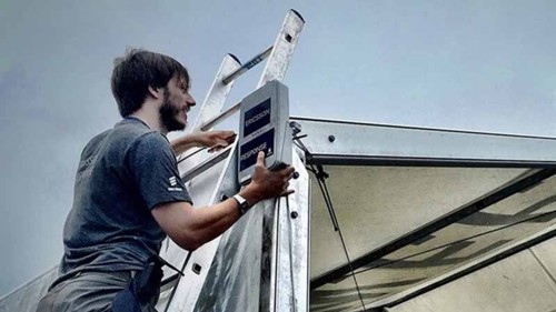 En man på en stege som installerar Ericssonprodukter.