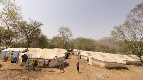 Ett flyktingbarn från Sudan leker i ett flyktingläger i nordvästra Etiopien. Där har mer än 20 000 människor fått skydd och nödhjälp som mat, vatten, tak över huvudet och vård.