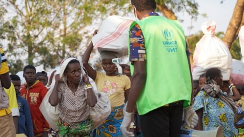 Människor på flykt från våldet i östra DR Kongo anländer till Kabazana mottagningscenter i Uganda. Uganda ger skydd till 1,8 miljoner människor på flykt – varav nästan 600 000 kommer från Kongo. UNHCR finns på plats för att ta emot dem.