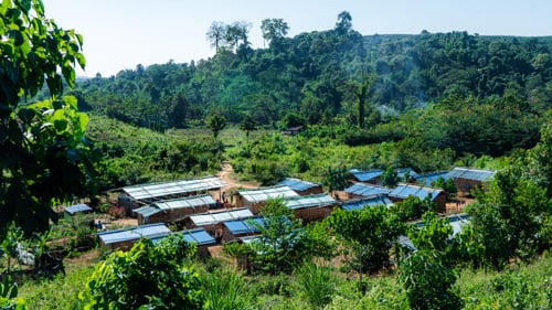 Över 1,4 miljoner människor lever just nu på flykt eller är i behov av stöd inne i Myanmar. De flesta familjer har flytt med få eller inga tillhörigheter. Med stöd från lokala partner bygger UNHCR nödbostäder för att ge människor på flykt en trygg plats att bo på.