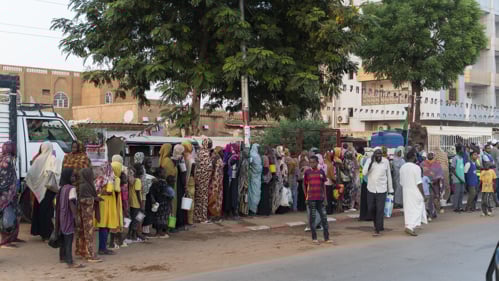 En lång matkö i en av Sudans största städer.