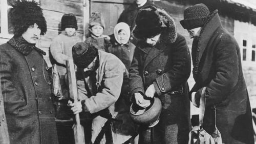 En svartvit bild från en brödkö i Ryssland 1921.