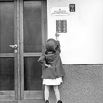 En liten flicka ringer på hos UNHCR