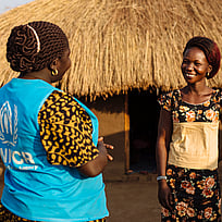 Två kvinnor samtalar och skrattar.