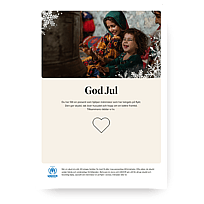 Tre barn står i dörren av sitt hem.