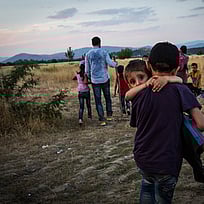 En syrisk familj är på flykt vid gränsen mellan Grekland och Nordmakedonien.