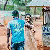 En kvinna tackar UNHCR för att ha fått ett nytt tält i ett läger i Tanzania.