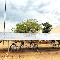 En bild på solpaneler.