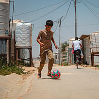 Barn spelar fotboll i flyktinglägret Zaatari i Jordanien. Foto: UNHCR/Shawkat Alharfoush
