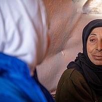 En kvinna, Sana Khaled, pratar med FN-personal