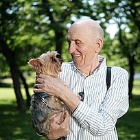 En man och hans hund