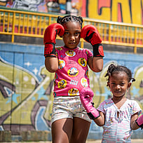 Två colombianska tjejer är redo för att boxas.