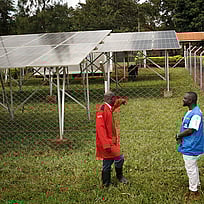 UNHCR och Postkodlotteriets solcellspaneler räddar liv i Tanzania.