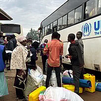 Människor tas emot av UNHCR när de kommit till ett mottagningscenter.