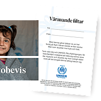Kvinna som håller i ett paket från UNHCR