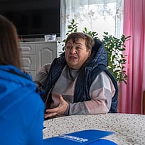 En ukrainsk kvinna samtalar med UNHCR-personal.